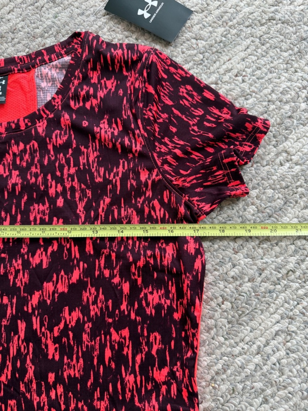 Under Armour Women’s Small HeatGear Athletic Top Red Black Print Shirt - Picture 11 of 13